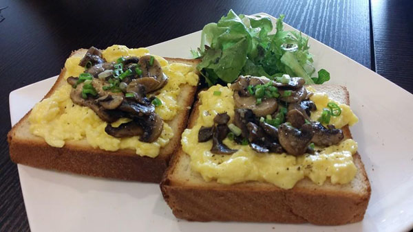 toast with scrambled eggs, mushroom and mozzarella